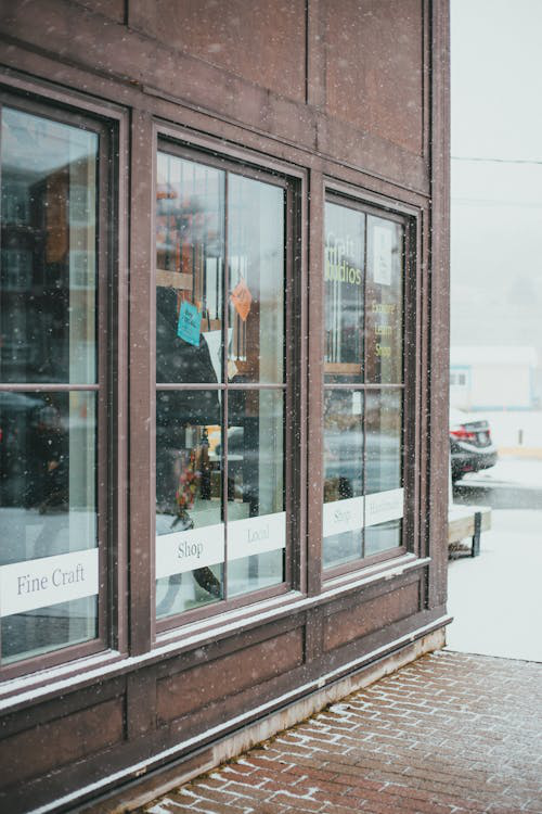 a clear sidewalk next to a store